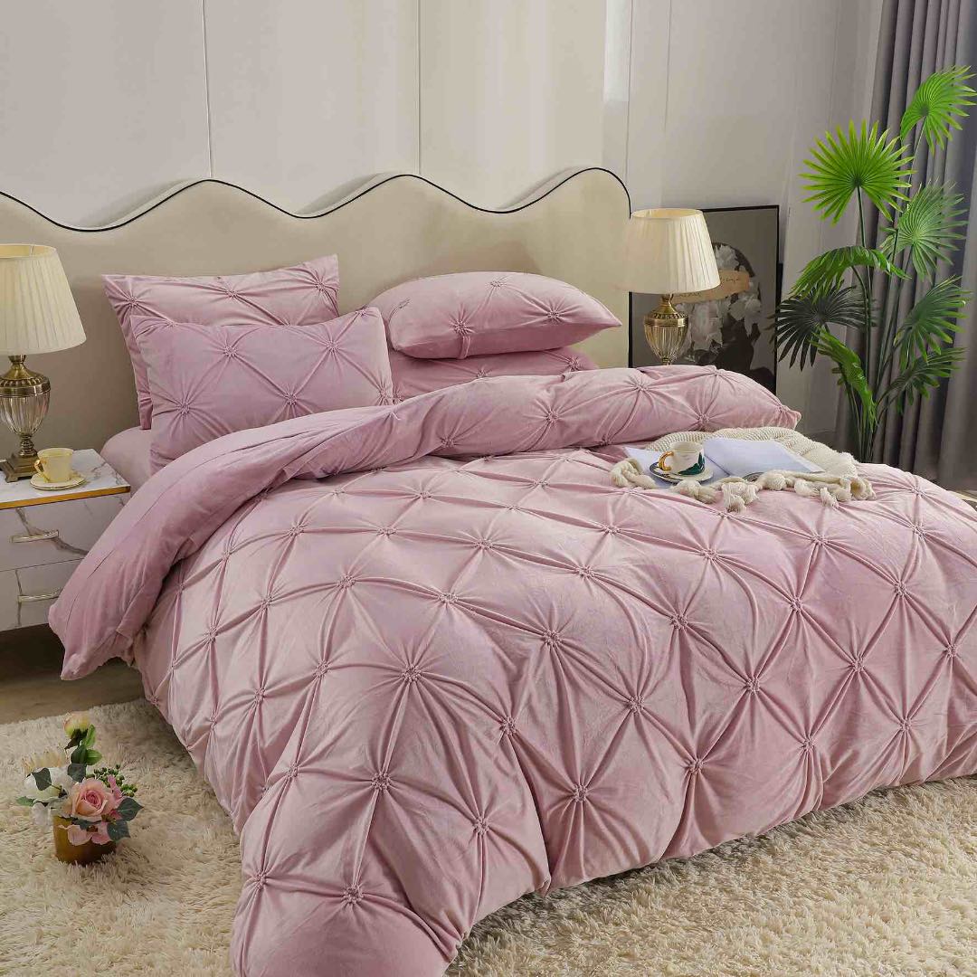 Lenjerie pat dublu, Catifea Deluxe, cu pliuri brodate, 4 piese, Jojo Home, Roz - 1 | YEO