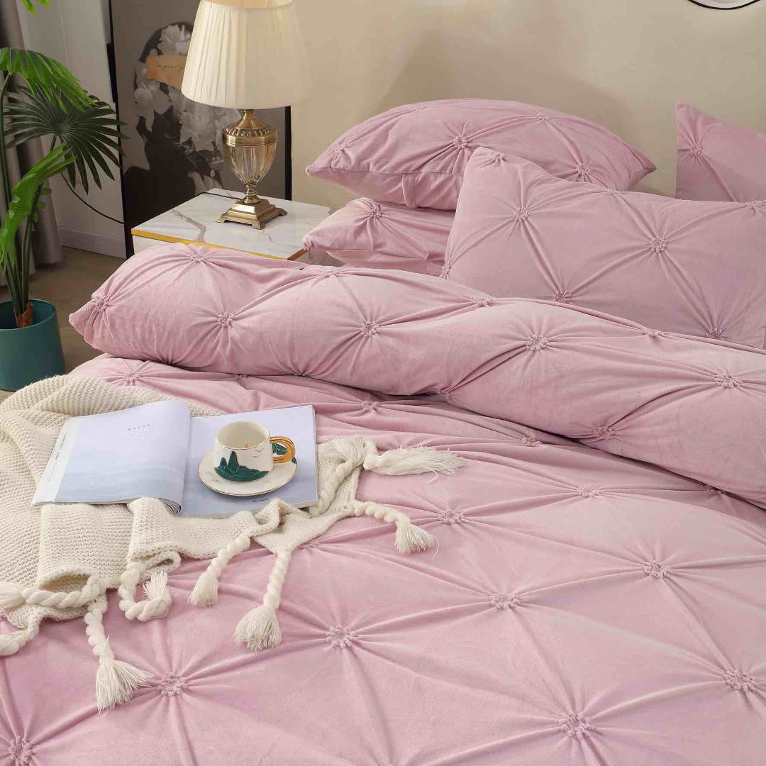 Lenjerie pat dublu, Catifea Deluxe, cu pliuri brodate, 4 piese, Jojo Home, Roz - 2 | YEO