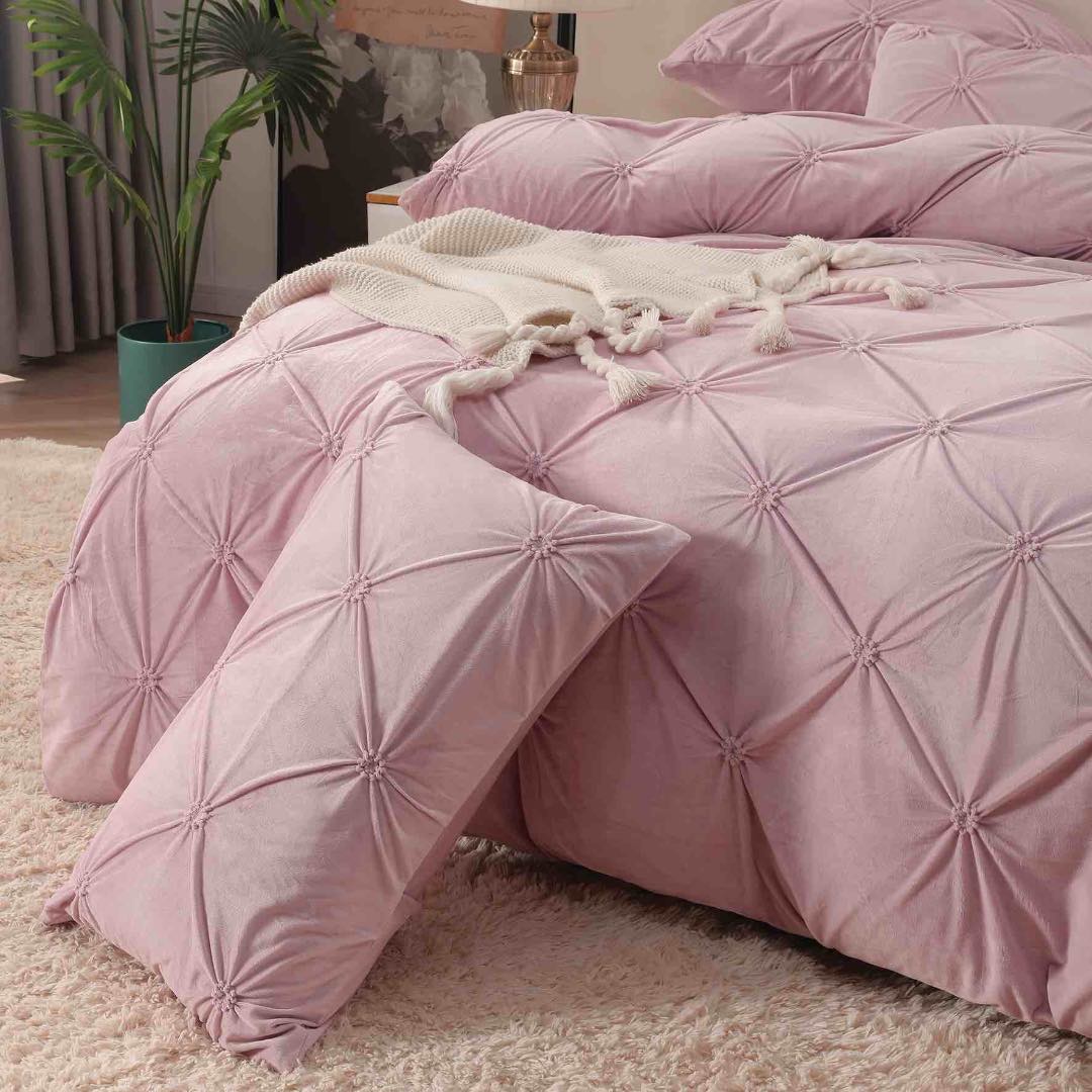 Lenjerie pat dublu, Catifea Deluxe, cu pliuri brodate, 4 piese, Jojo Home, Roz - 3 | YEO