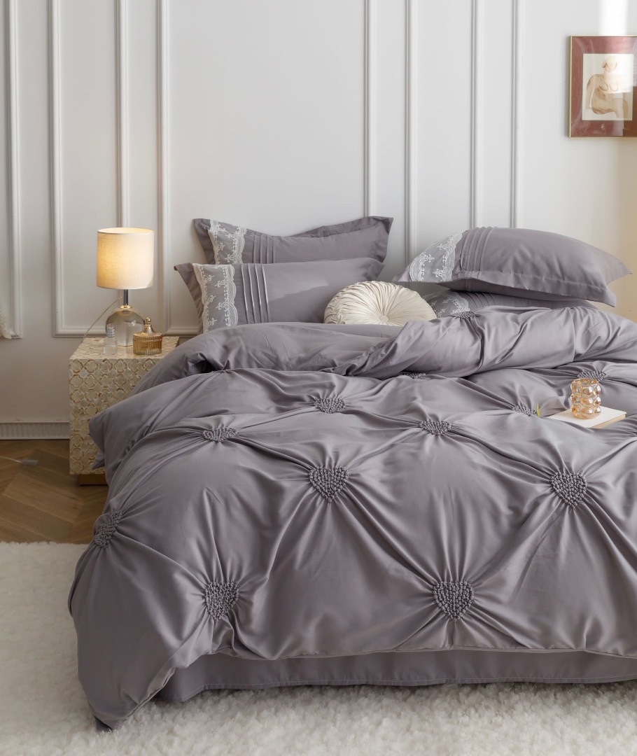 Lenjerie de Pat Premium, JOJO HOME, Finet Soft Touch, cu Inimioare din Pliuri Brodate, si Dantela Delicata, 6 Piese, Nesifonabila si Durabila, Gri deschis - 1 | YEO