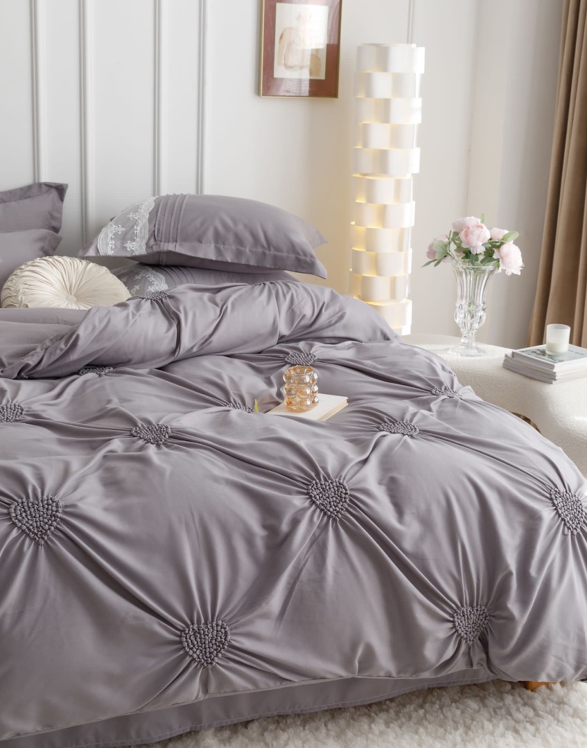 Lenjerie de Pat Premium, JOJO HOME, Finet Soft Touch, cu Inimioare din Pliuri Brodate, si Dantela Delicata, 6 Piese, Nesifonabila si Durabila, Gri deschis - 4 | YEO