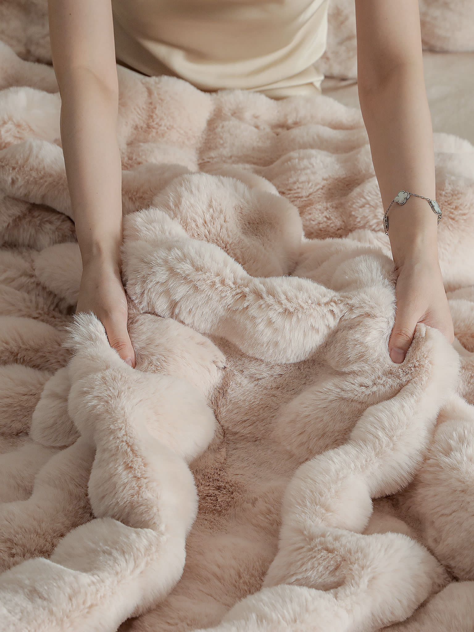 Lenjerie Luxury Pat Dublu, Jojo Home, ExtraPufoasa, din Blanita Artificiala tip Iepure, 6 piese, Bej deschis - imagine 7
