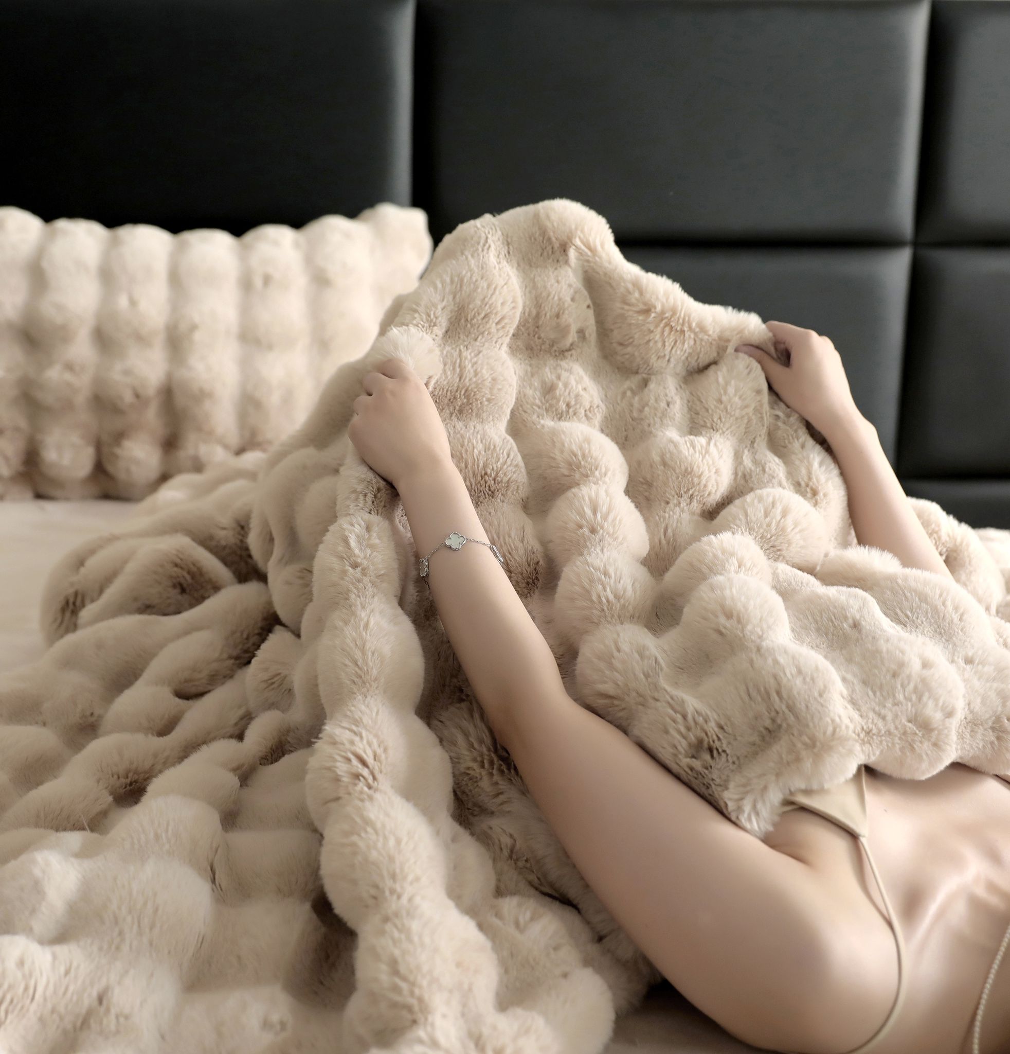 Lenjerie Luxury Pat Dublu, Jojo Home, ExtraPufoasa, din Blanita Artificiala tip Iepure, 6 piese, Cappuccino - 4 | YEO