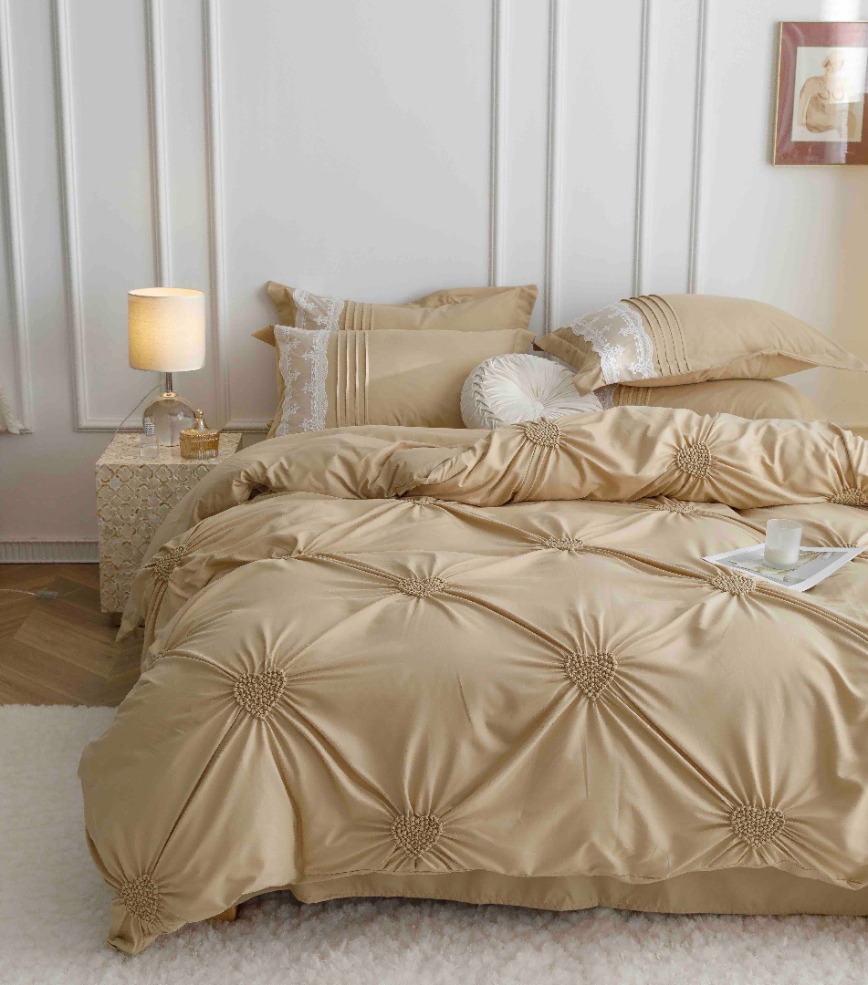 Lenjerie de Pat Premium, JOJO HOME, Finet Soft Touch, cu Inimioare din Pliuri Brodate, si Dantela Delicata, 6 Piese, Nesifonabila si Durabila, Bej - 1 | YEO