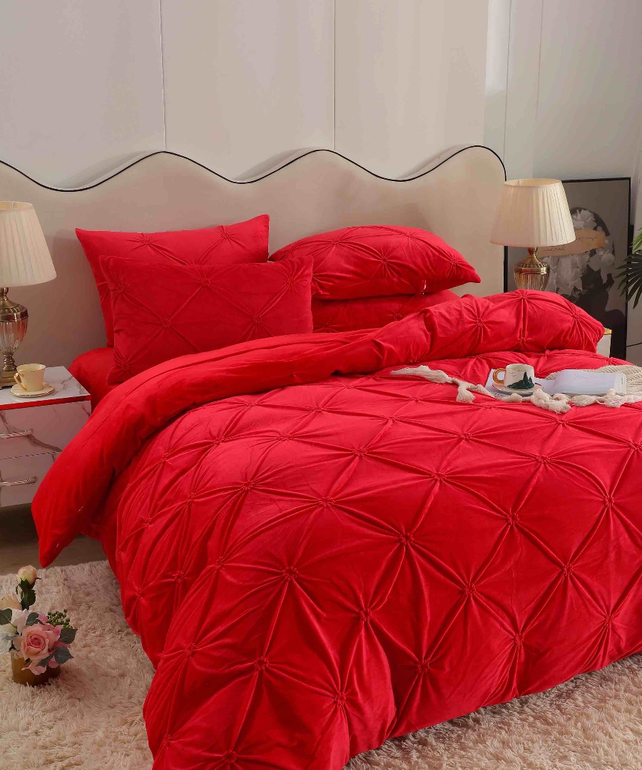 Lenjerie pat dublu, Catifea Deluxe, cu pliuri brodate, 4 piese, Jojo Home, Rosu - 1 | YEO