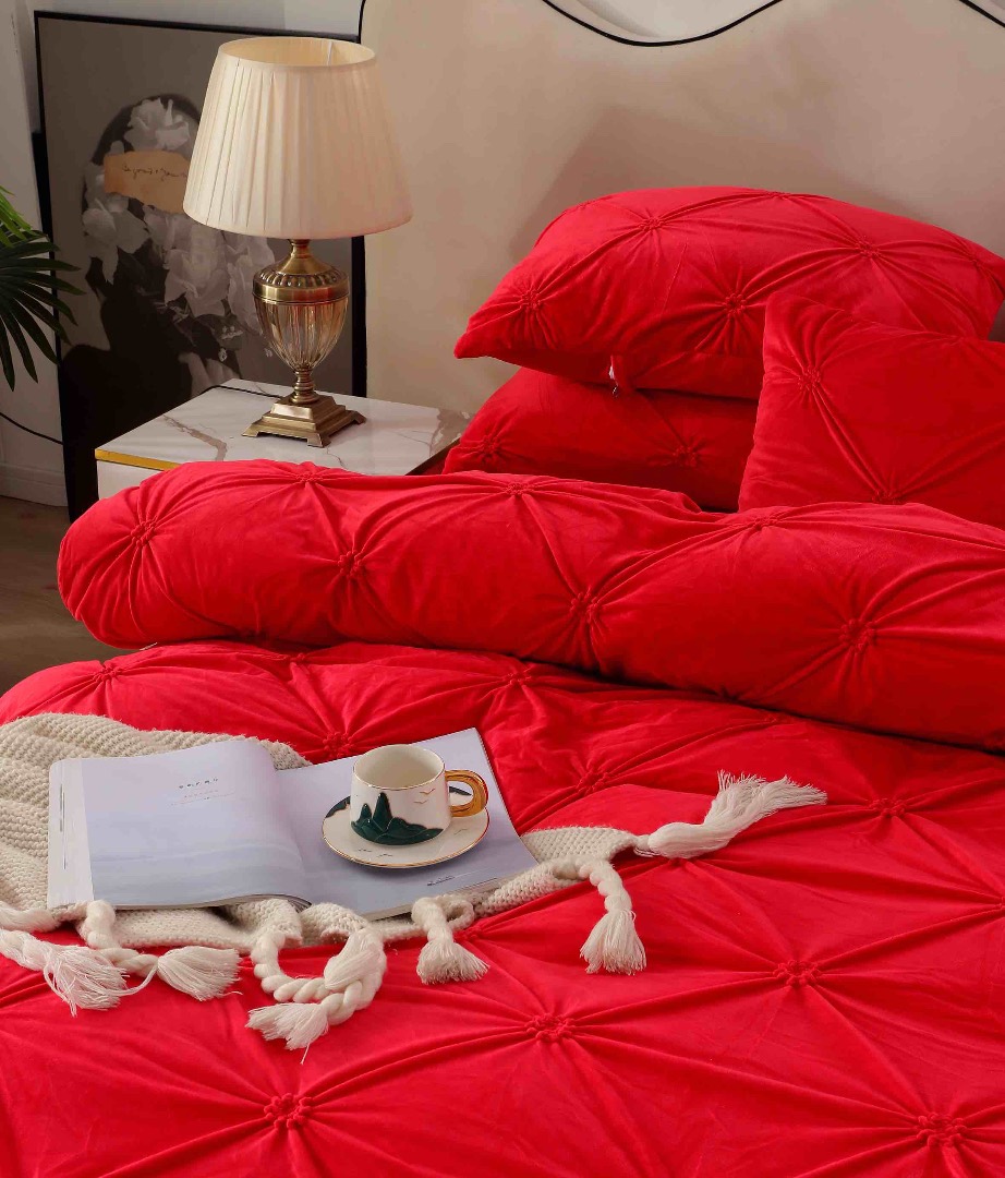 Lenjerie pat dublu, Catifea Deluxe, cu pliuri brodate, 4 piese, Jojo Home, Rosu - 2 | YEO