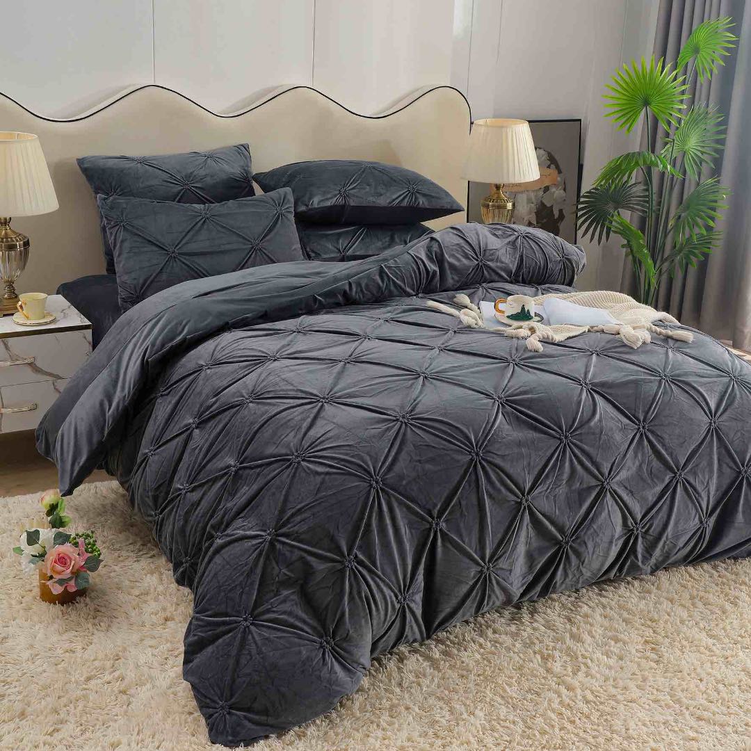 Lenjerie pat dublu, Catifea Deluxe, cu pliuri brodate, 4 piese, Jojo Home, Antracit - 1 | YEO