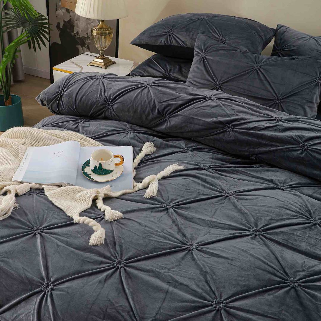 Lenjerie pat dublu, Catifea Deluxe, cu pliuri brodate, 4 piese, Jojo Home, Antracit - 2 | YEO