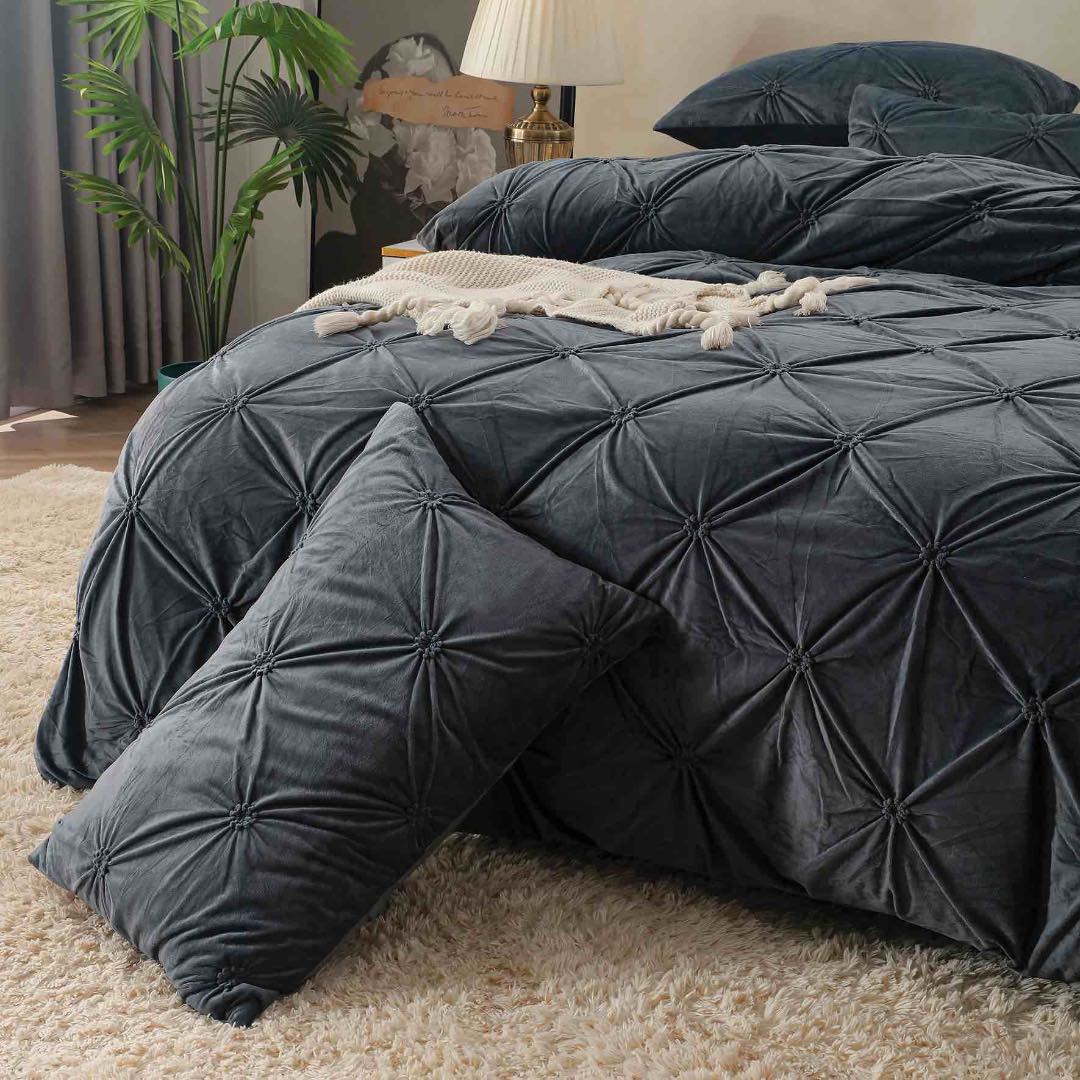 Lenjerie pat dublu, Catifea Deluxe, cu pliuri brodate, 4 piese, Jojo Home, Antracit - 3 | YEO