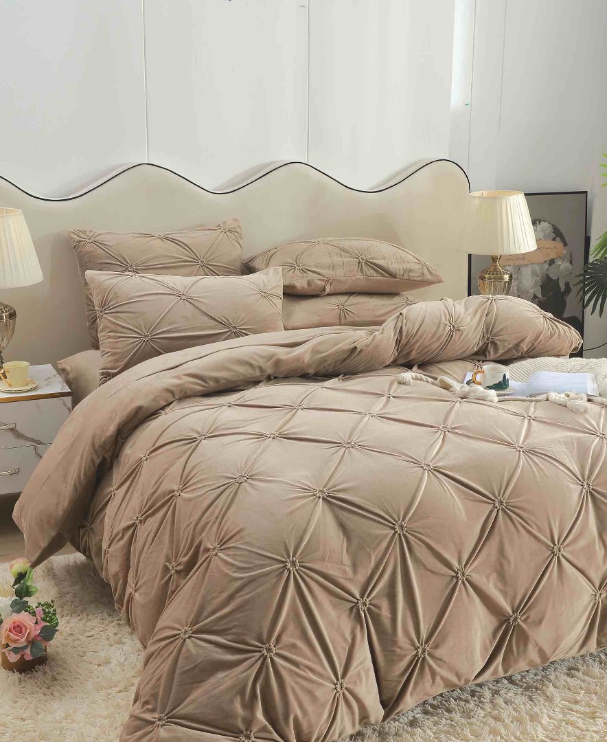 Lenjerie pat dublu, Catifea Deluxe, cu pliuri brodate, 4 piese, Jojo Home, Bej - 1 | YEO