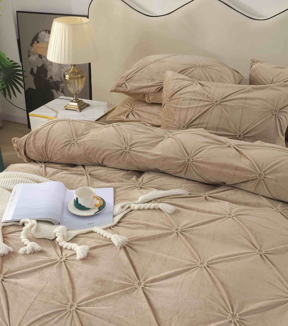 Lenjerie pat dublu, Catifea Deluxe, cu pliuri brodate, 4 piese, Jojo Home, Bej - 2 | YEO