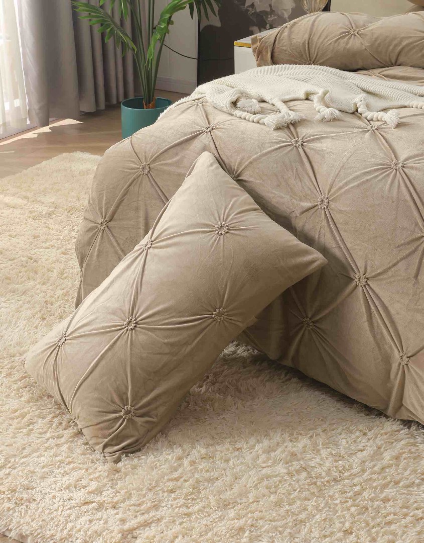 Lenjerie pat dublu, Catifea Deluxe, cu pliuri brodate, 4 piese, Jojo Home, Bej - 3 | YEO