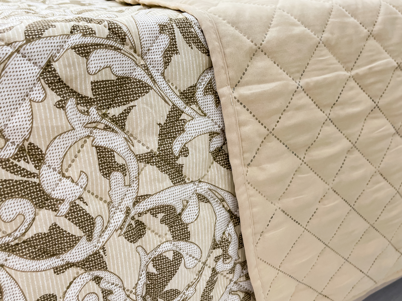 (OFERTA 3 la 199 Lei) Cuvertura matlasata cu doua fete pentru pat dublu , 210x210, Bej, floral - 4 | YEO