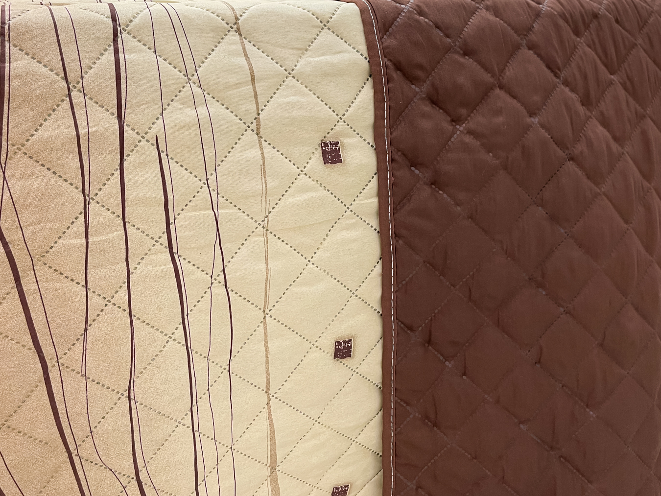 (OFERTA 3 la 199 Lei) Cuvertura matlasata cu doua fete pentru pat dublu , 210x210, Bej-Maro, model clasic - 4 | YEO
