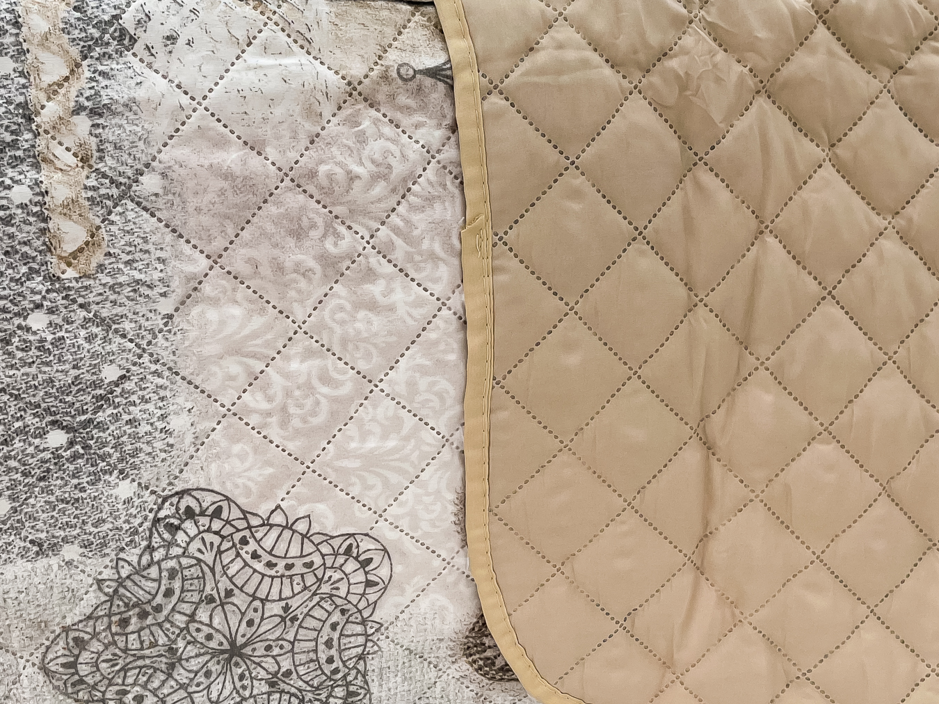 (OFERTA 3 la 199 Lei) Cuvertura matlasata cu doua fete pentru pat dublu , 210x210, Bej-Gri, inimioare - 4 | YEO