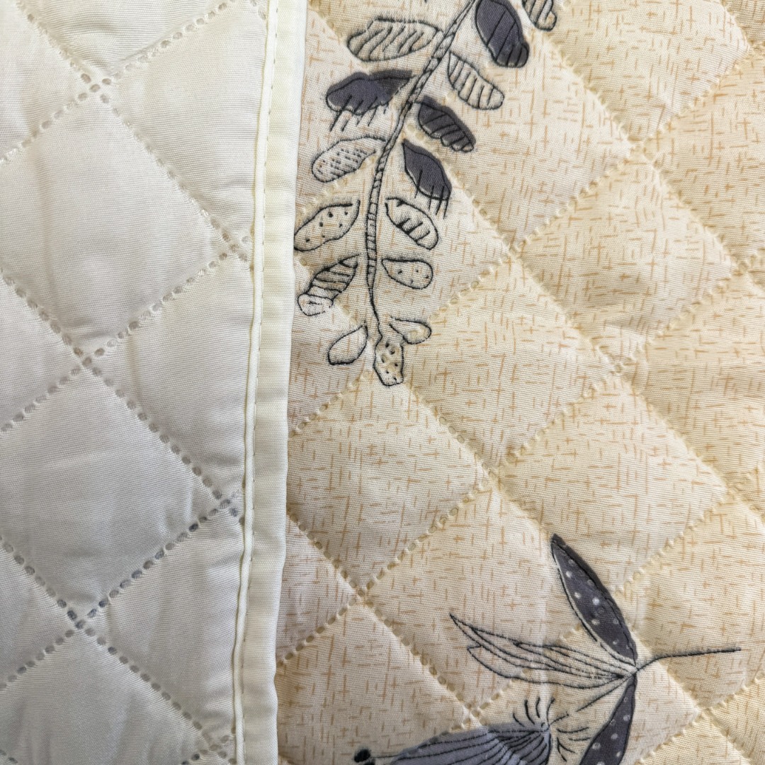 Cuvertura matlasata cu doua fete pentru pat dublu , 210x210, Crem, flori - 3 | YEO