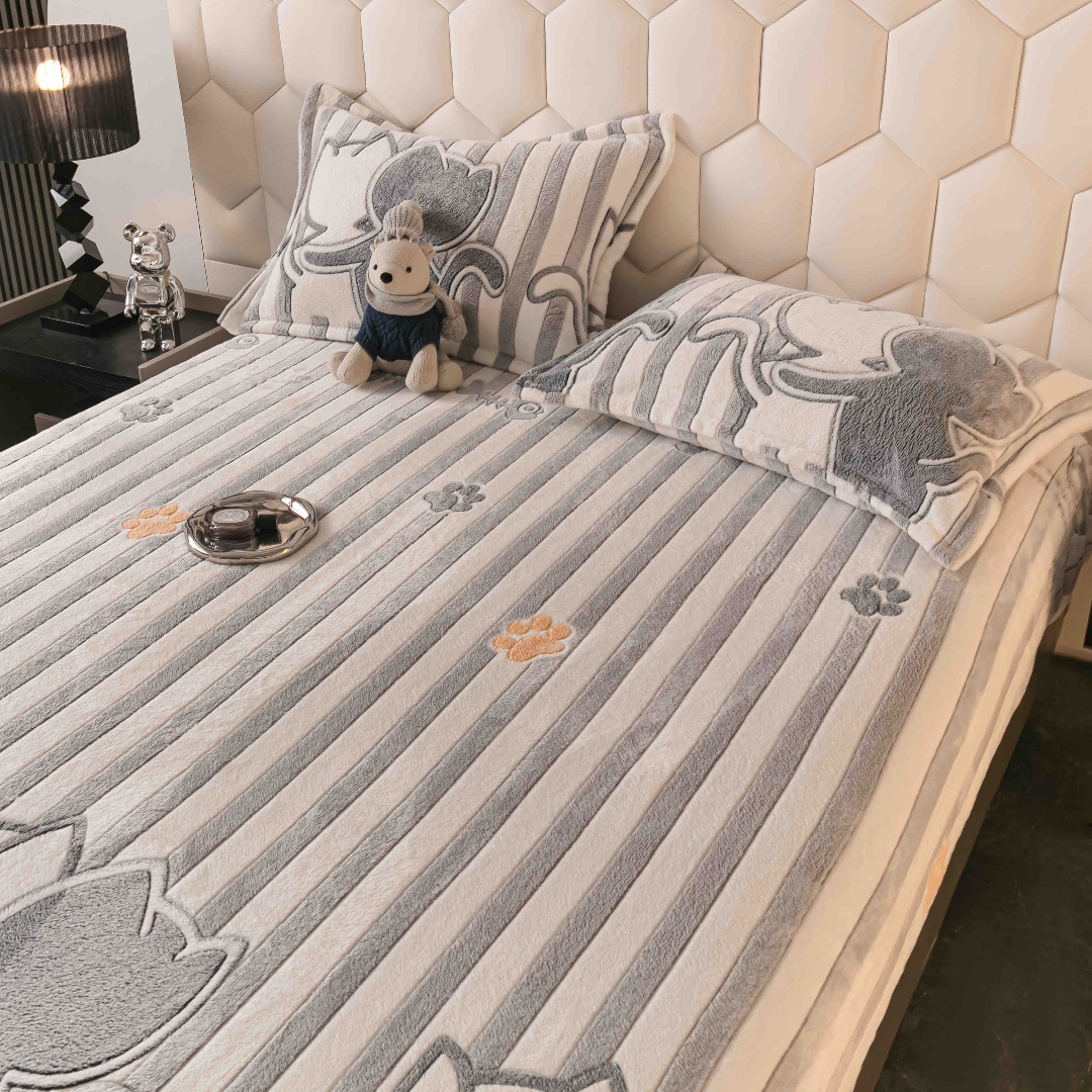 Cearsaf CoCoLiNo, JoJo Home, cu Elastic, 180x200x25cm, 2 fete de perne, 50x70cm, Alb, Gri, dungi, pisicute - 1 | YEO