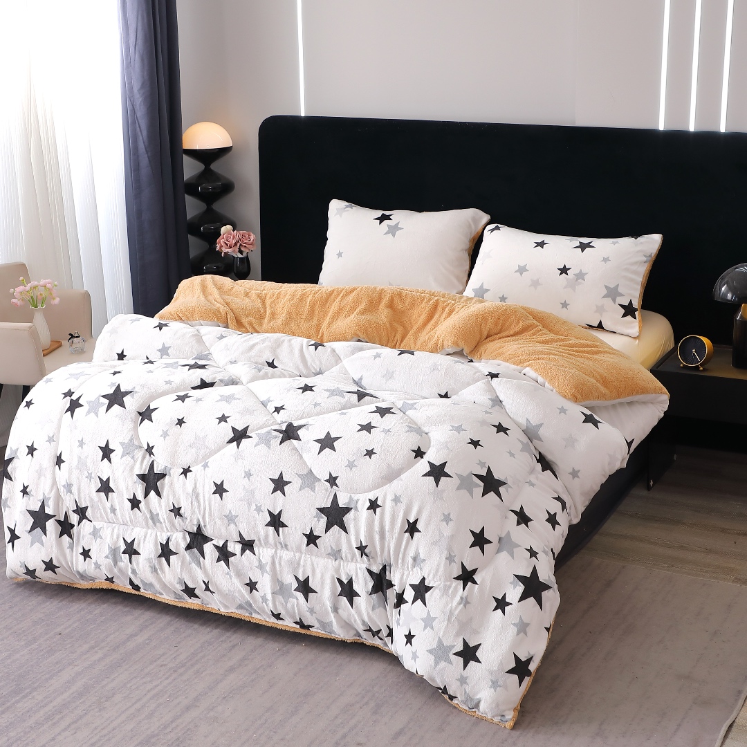 Pilota Cocolino cu Blanita Bej Ultra Pufoasa, Matlasata, 200x230cm + 2 fete de perna 50x70cm – Caldura Instanta si Confort de Lux pentru Nopti Reci, Alb, Negru, Stelute - 2 | YEO