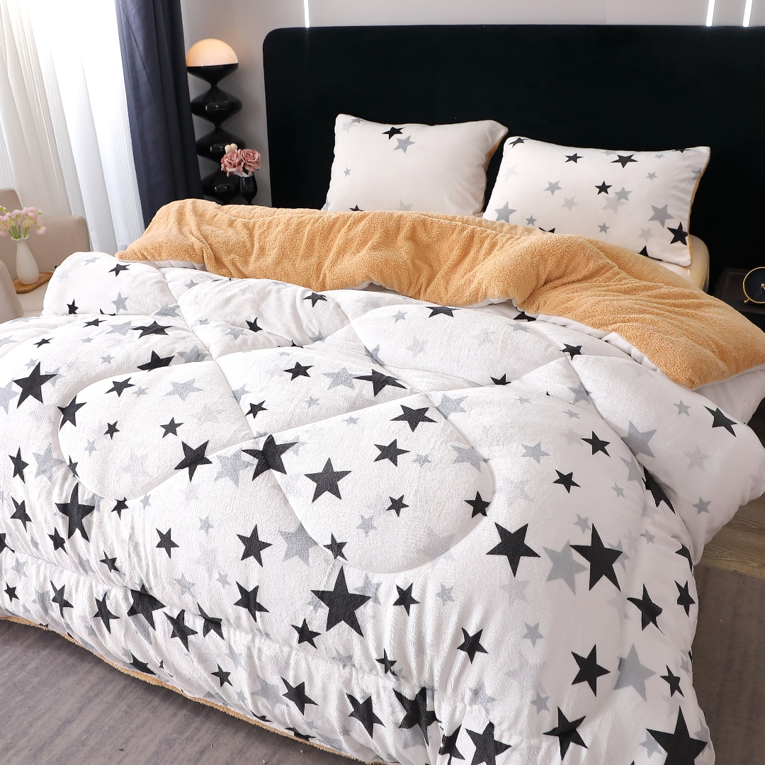 Pilota Cocolino cu Blanita Bej Ultra Pufoasa, Matlasata, 200x230cm + 2 fete de perna 50x70cm – Caldura Instanta si Confort de Lux pentru Nopti Reci, Alb, Negru, Stelute - 3 | YEO