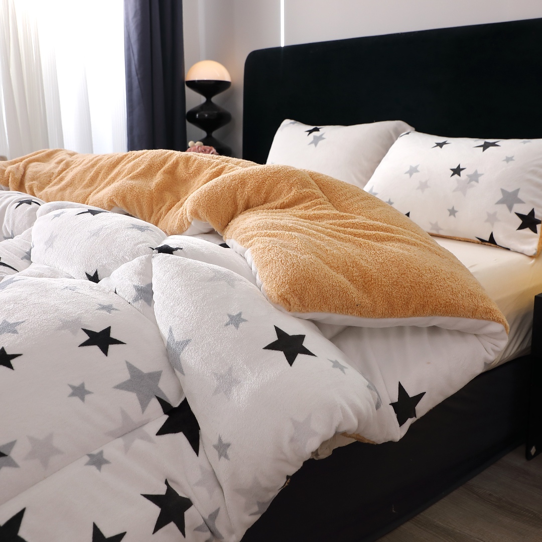Pilota Cocolino cu Blanita Bej Ultra Pufoasa, Matlasata, 200x230cm + 2 fete de perna 50x70cm – Caldura Instanta si Confort de Lux pentru Nopti Reci, Alb, Negru, Stelute - 4 | YEO