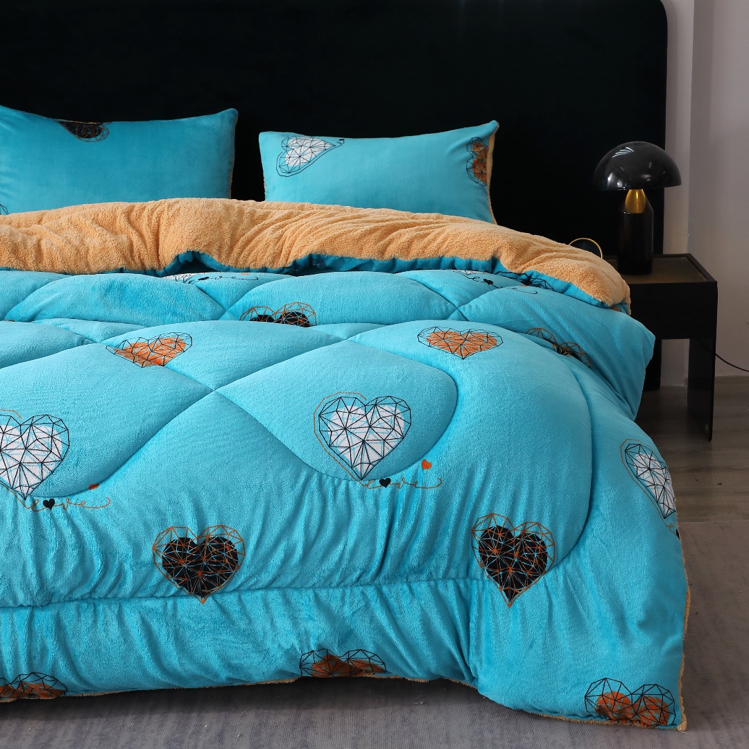 Pilota Cocolino cu Blanita Bej Ultra Pufoasa, Matlasata, 200x230cm + 2 fete de perna 50x70cm – Caldura Instanta si Confort de Lux pentru Nopti Reci, Bleu, Negru, Bej, Inimioare - 1 | YEO