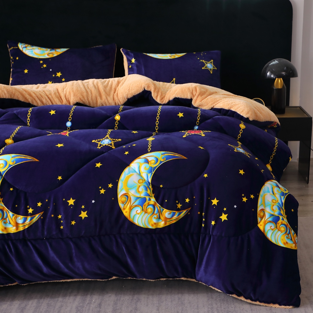 Pilota Cocolino cu Blanita Bej Ultra Pufoasa, Matlasata, 200x230cm + 2 fete de perna 50x70cm – Caldura Instanta si Confort de Lux pentru Nopti Reci, Bleumarin, Galben, Bleu, Luna si Stele - 1 | YEO