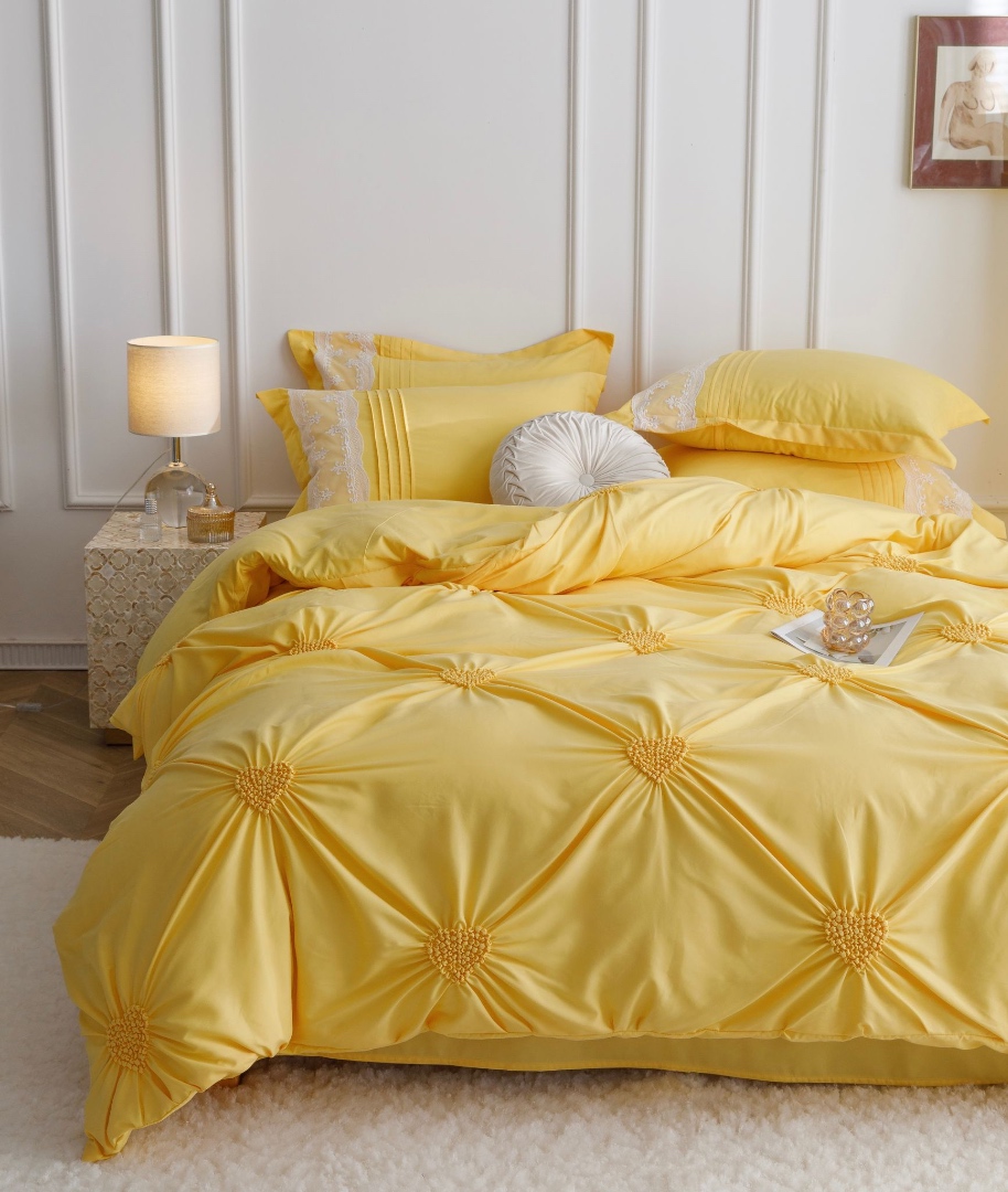 Lenjerie de Pat Premium, JOJO HOME, Finet Soft Touch, cu Inimioare din Pliuri Brodate, si Dantela Delicata, 6 Piese, Nesifonabila si Durabila, Galben - 1 | YEO