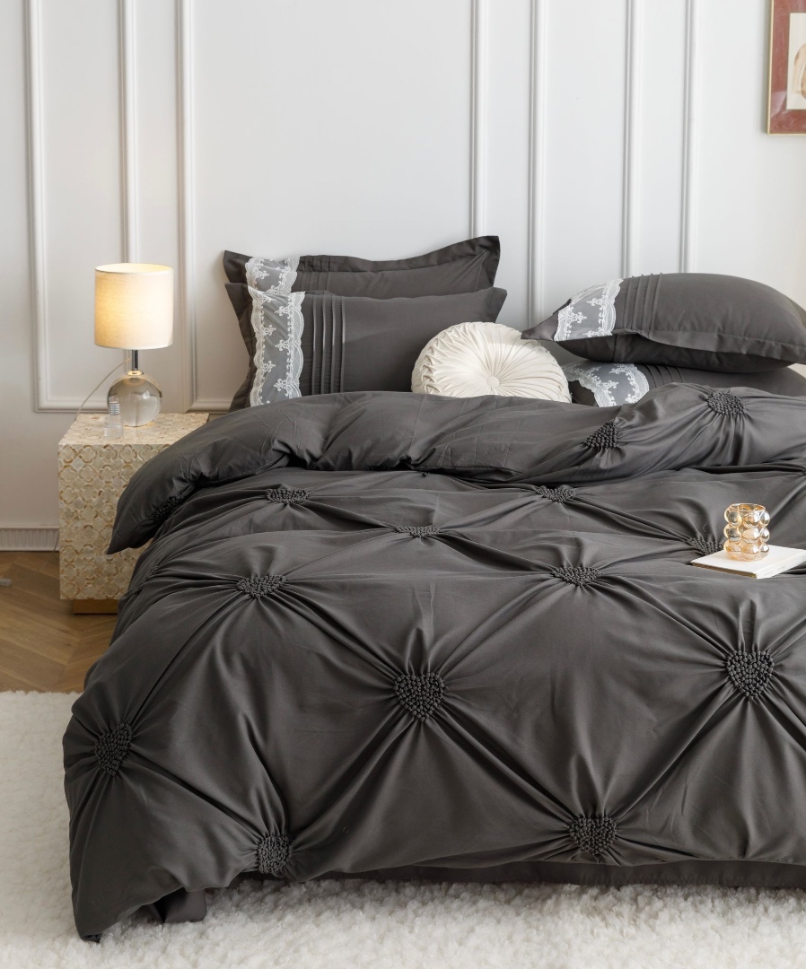 Lenjerie de Pat Premium, JOJO HOME, Finet Soft Touch, cu Inimioare din Pliuri Brodate, si Dantela Delicata, 6 Piese, Nesifonabila si Durabila, Gri inchis - 1 | YEO