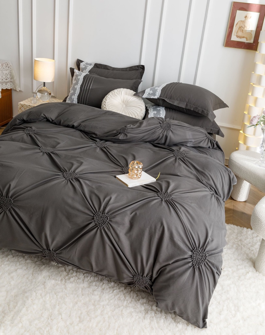Lenjerie de Pat Premium, JOJO HOME, Finet Soft Touch, cu Inimioare din Pliuri Brodate, si Dantela Delicata, 6 Piese, Nesifonabila si Durabila, Gri inchis - 2 | YEO