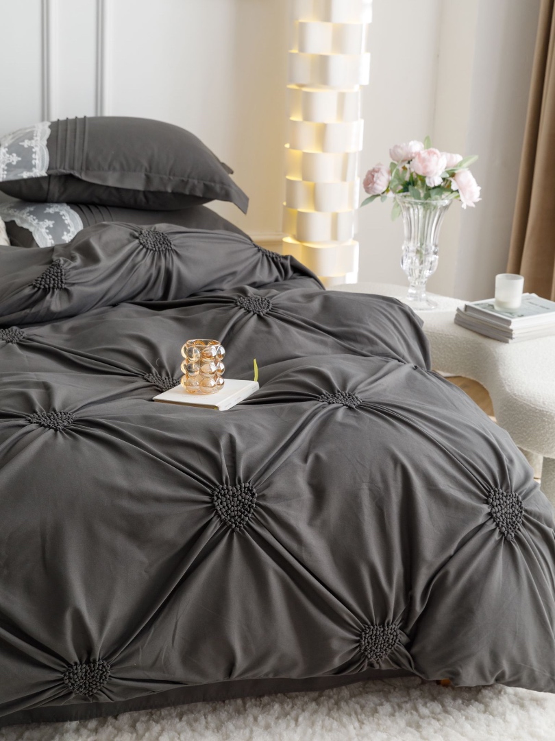 Lenjerie de Pat Premium, JOJO HOME, Finet Soft Touch, cu Inimioare din Pliuri Brodate, si Dantela Delicata, 6 Piese, Nesifonabila si Durabila, Gri inchis - 4 | YEO