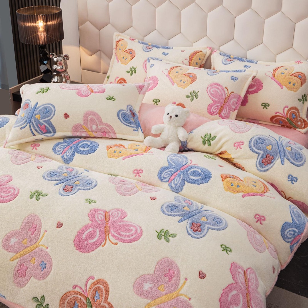 Lenjerie pat dublu, Super Pufoasa COCOLINO,cu ELASTIC, 4 piese, Jojo Home, Crem, Fluturi - 1 | YEO