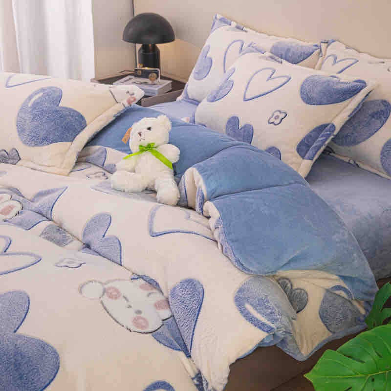 Lenjerie pat dublu, Super Pufoasa COCOLINO,cu ELASTIC, 4 piese, Jojo Home, Alb, Bleu, Inimioare - 1 | YEO