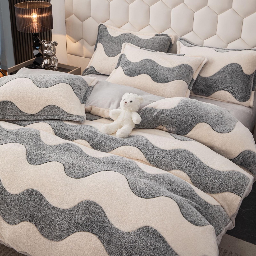 Lenjerie pat dublu, Super Pufoasa COCOLINO,cu ELASTIC, 4 piese, Jojo Home, Alb, Gri, Dungi - 1 | YEO