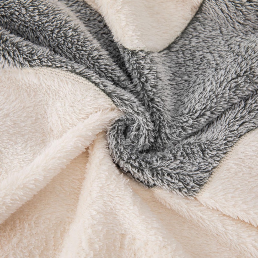 Lenjerie pat dublu, Super Pufoasa COCOLINO,cu ELASTIC, 4 piese, Jojo Home, Alb, Gri, Dungi - 3 | YEO
