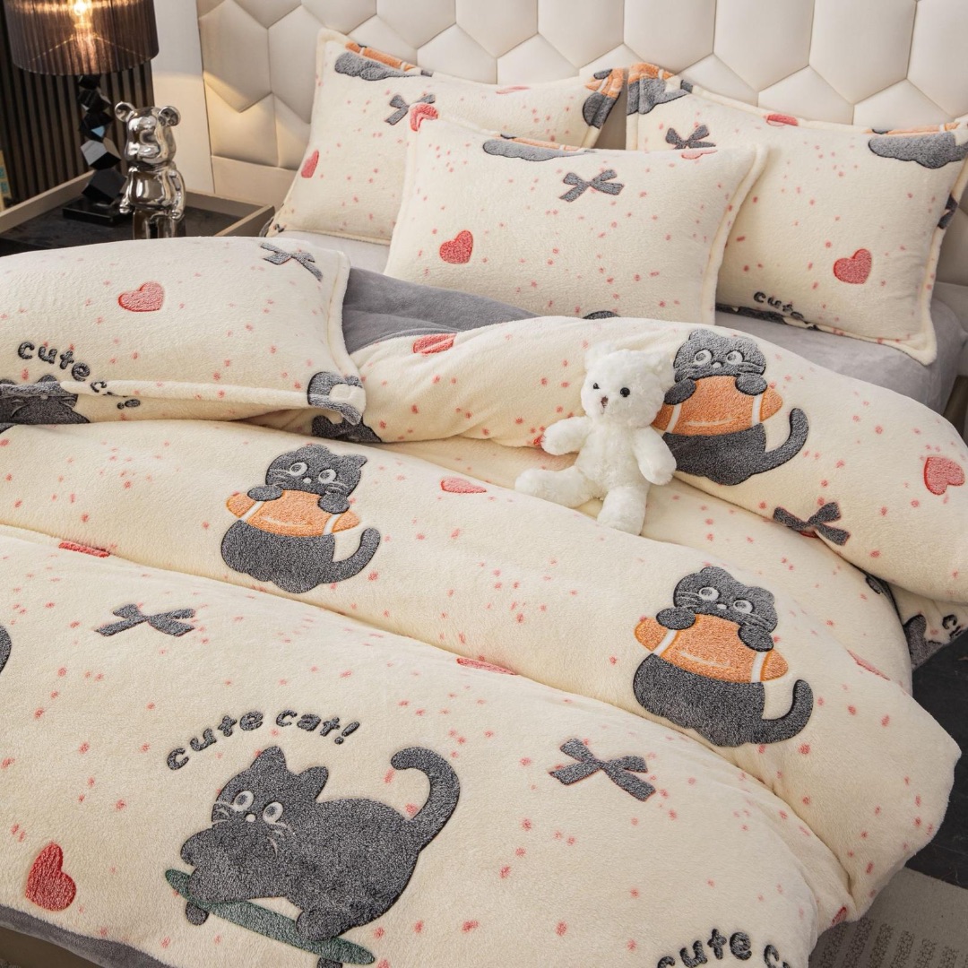 Lenjerie pat dublu, Super Pufoasa COCOLINO,cu ELASTIC, 4 piese, Jojo Home, Crem, pisicute - 1 | YEO