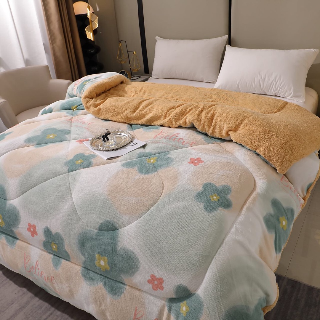 Pilota Cocolino cu Blanita Bej Ultra Pufoasa, Matlasata, 200x230 cm – Caldura Instanta si Confort de Lux pentru Nopti Reci, Alb, flori - 2 | YEO