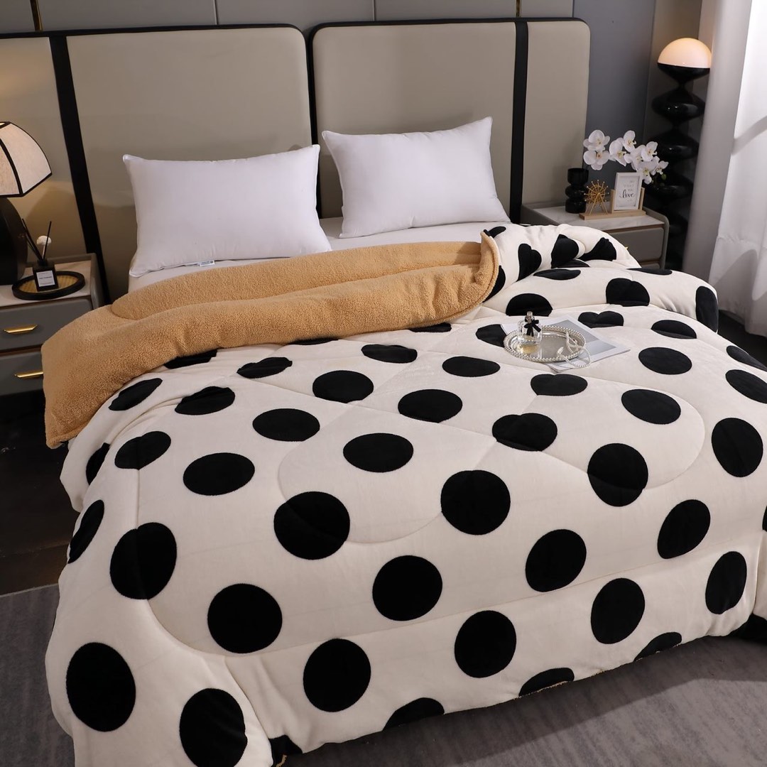 Pilota Cocolino cu Blanita Bej Ultra Pufoasa, Matlasata, 200x230 cm – Caldura Instanta si Confort de Lux pentru Nopti Reci, Alb, buline - 3 | YEO