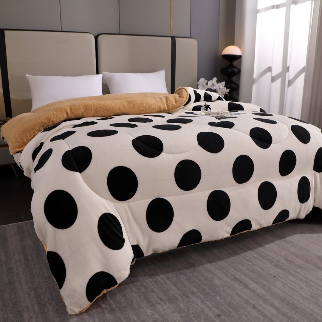 Pilota Cocolino cu Blanita Bej Ultra Pufoasa, Matlasata, 200x230 cm – Caldura Instanta si Confort de Lux pentru Nopti Reci, Alb, buline - 4 | YEO