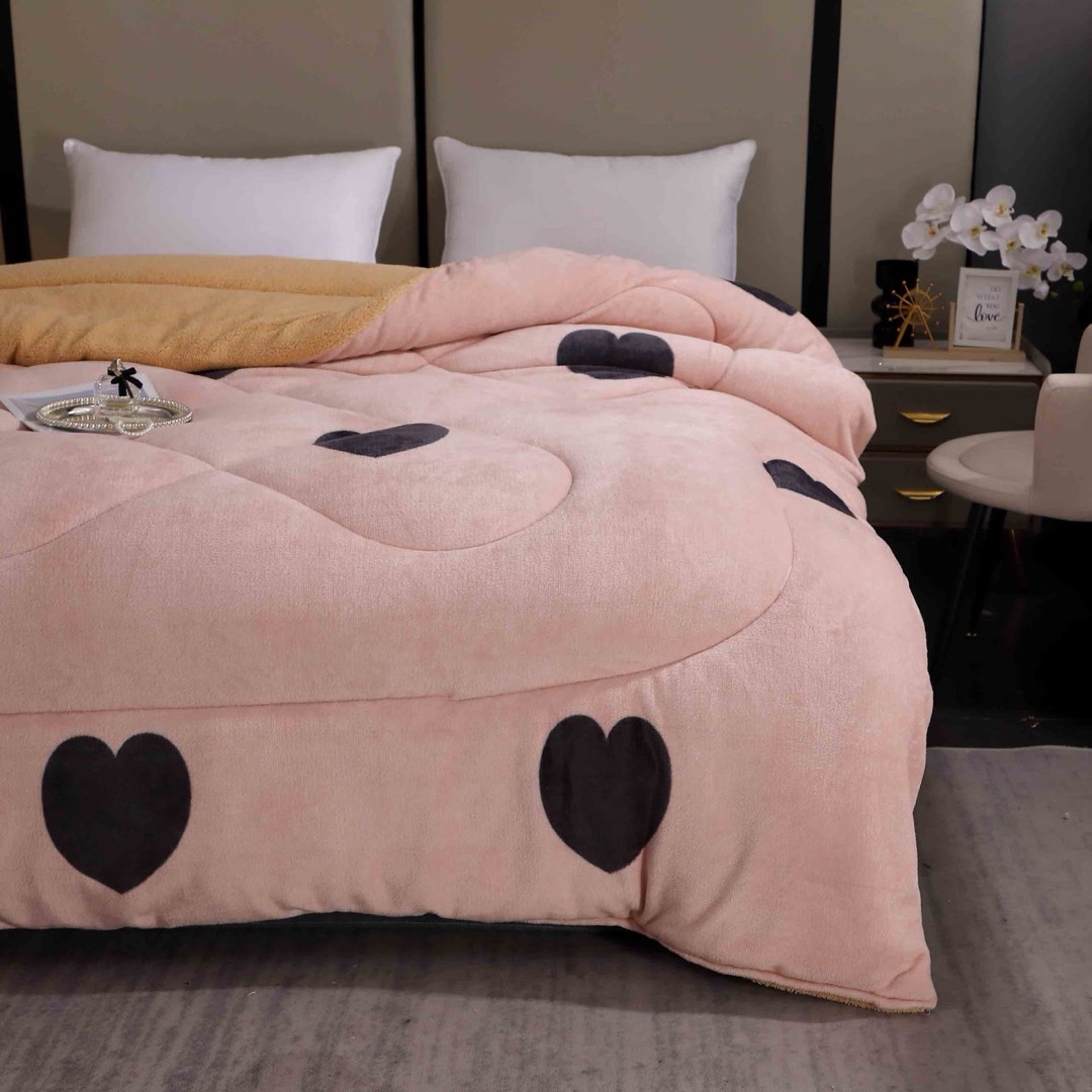 Pilota Cocolino cu Blanita Bej Ultra Pufoasa, Matlasata, 200x230 cm – Caldura Instanta si Confort de Lux pentru Nopti Reci, Roz, inimioare - 1 | YEO
