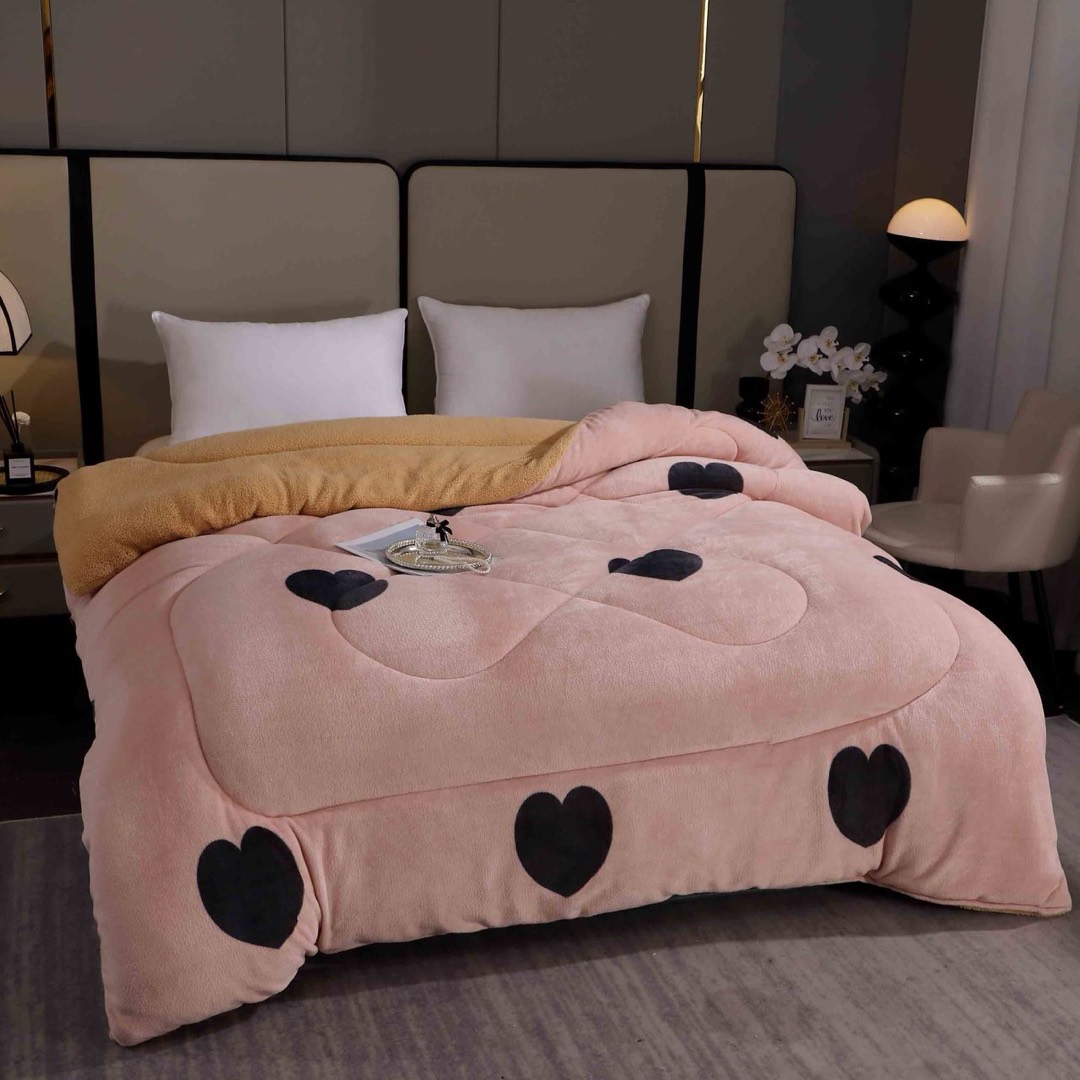 Pilota Cocolino cu Blanita Bej Ultra Pufoasa, Matlasata, 200x230 cm – Caldura Instanta si Confort de Lux pentru Nopti Reci, Roz, inimioare - 2 | YEO