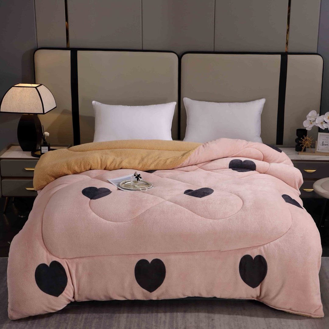 Pilota Cocolino cu Blanita Bej Ultra Pufoasa, Matlasata, 200x230 cm – Caldura Instanta si Confort de Lux pentru Nopti Reci, Roz, inimioare - 3 | YEO