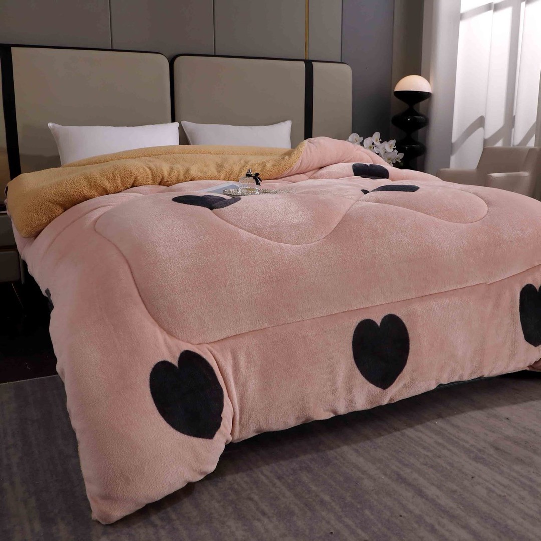 Pilota Cocolino cu Blanita Bej Ultra Pufoasa, Matlasata, 200x230 cm – Caldura Instanta si Confort de Lux pentru Nopti Reci, Roz, inimioare - 4 | YEO