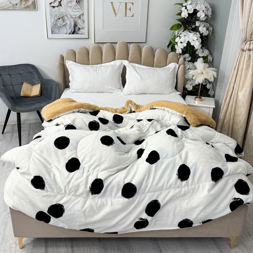 Pilota Cocolino cu Blanita Bej Ultra Pufoasa, Matlasata, 200x230 cm – Caldura Instanta si Confort de Lux pentru Nopti Reci, Alb, buline - 1 | YEO