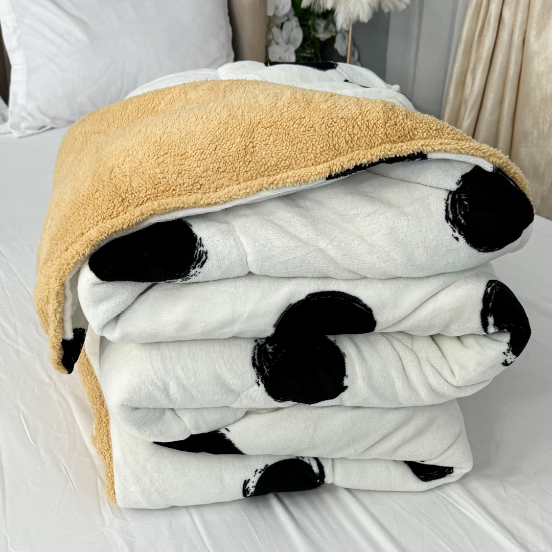 Pilota Cocolino cu Blanita Bej Ultra Pufoasa, Matlasata, 200x230 cm – Caldura Instanta si Confort de Lux pentru Nopti Reci, Alb, buline - 3 | YEO