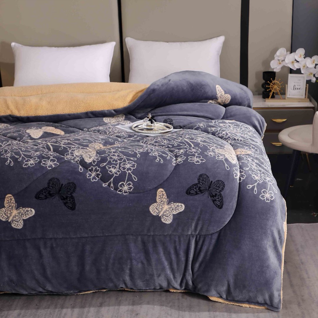 Pilota Cocolino cu Blanita Bej Ultra Pufoasa, Matlasata, 200x230 cm – Caldura Instanta si Confort de Lux pentru Nopti Reci, Gri, fluturi - 1 | YEO
