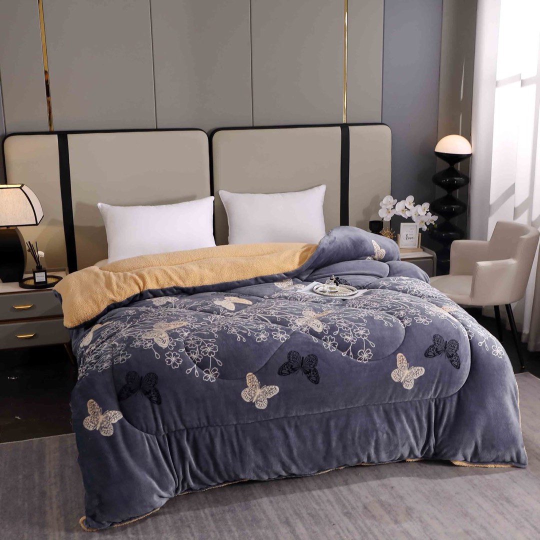 Pilota Cocolino cu Blanita Bej Ultra Pufoasa, Matlasata, 200x230 cm – Caldura Instanta si Confort de Lux pentru Nopti Reci, Gri, fluturi - 3 | YEO