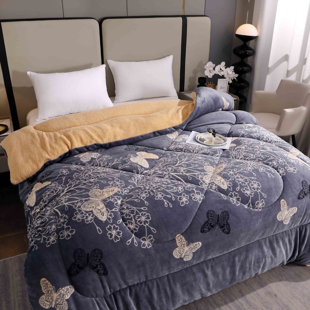 Pilota Cocolino cu Blanita Bej Ultra Pufoasa, Matlasata, 200x230 cm – Caldura Instanta si Confort de Lux pentru Nopti Reci, Gri, fluturi - 4 | YEO