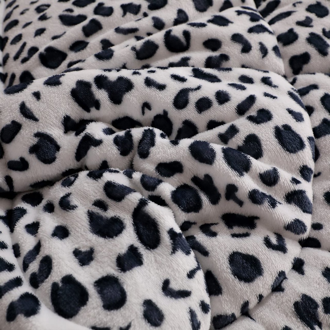 Pilota Cocolino cu Blanita Bej Ultra Pufoasa, Matlasata, 200x230 cm – Caldura Instanta si Confort de Lux pentru Nopti Reci, Alb, animal print - 2 | YEO