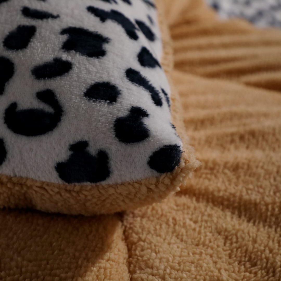 Pilota Cocolino cu Blanita Bej Ultra Pufoasa, Matlasata, 200x230 cm – Caldura Instanta si Confort de Lux pentru Nopti Reci, Alb, animal print - 3 | YEO