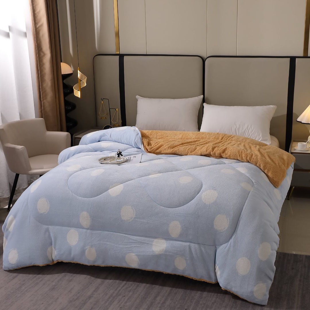 Pilota Cocolino cu Blanita Bej Ultra Pufoasa, Matlasata, 200x230 cm – Caldura Instanta si Confort de Lux pentru Nopti Reci, Bleu, buline - 1 | YEO